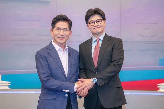 30일 서울 중구 TV조선에서 열린 국민의힘 제21대 대통령선거 경선 후보자 TV토론회에서 김문수·한동훈 후보(왼쪽부터)가 기념촬영을 하고 있다. 국민의힘은 1~2일 당원 선거인단 투표(50%)와 일반 여론조사(50%)를 거쳐 3일 전당대회에서 최종 대선후보를 확정한다. 국회사진기자단