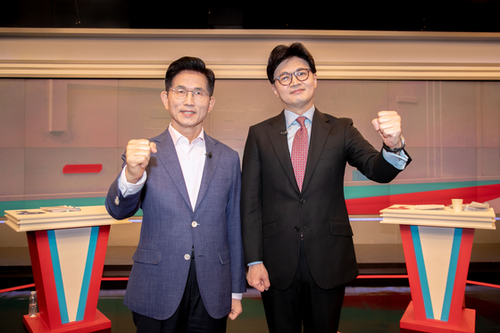 2025년 4월 30일 오후 서울 중구 TV조선에서 국민의힘 제21대 대통령선거 경선 결선투표에 진출한 김문수(왼쪽) 한동훈 후보가 TV토론에 앞서 스튜디오에서 자세를 취하고 있다. 국회사진기자단