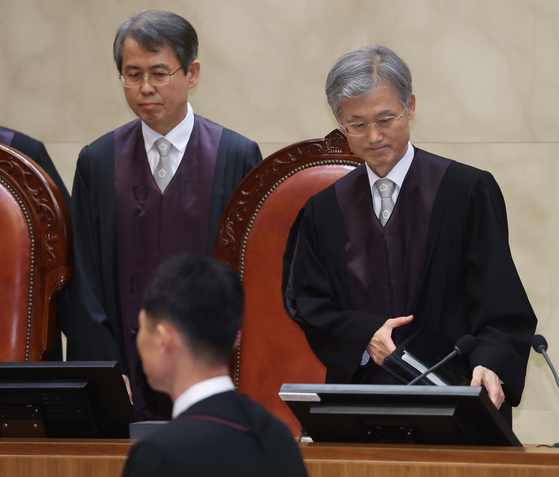 조희대 대법원장을 비롯한 대법관들이 1일 서울 서초구 대법원에서 이재명 더불어민주당 대선 후보의 공직선거법 위반 사건과 관련한 전원합의체 선고를 위해 대심판정에 입장하고 있다.사진공동취재단