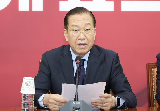 권영세 국민의힘 비상대책위원장이 1일 오후 국회에서 이재명 선거법 위반 대법원 파기환송 판결 관련 기자회견을 하고 있다. 임현동 기자/20250501