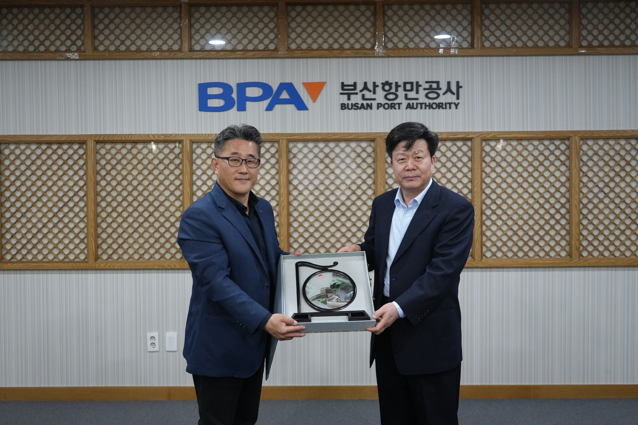 왼쪽부터 구자림 부산항만공사 글로벌사업단장, 순슈시엔 중국 자연자원부 차관.