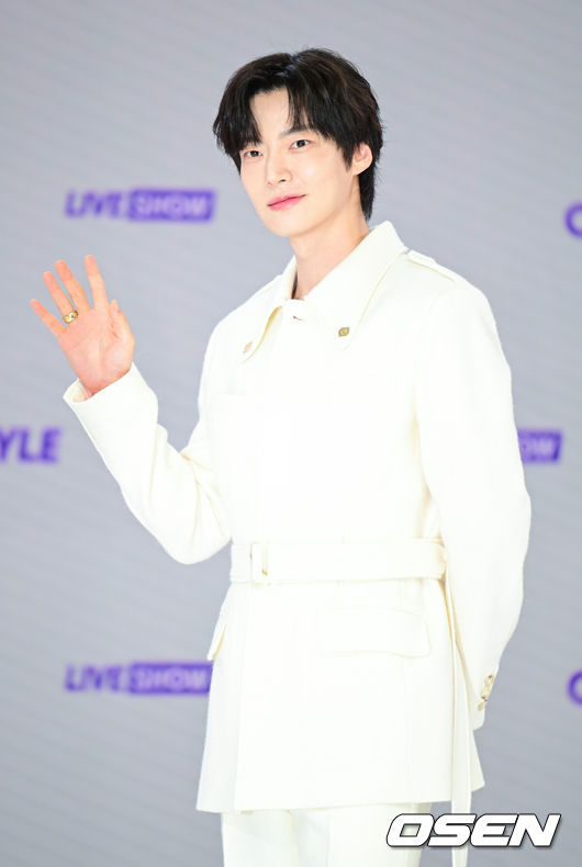 [OSEN=김성락 기자] 22일 오전 서울 서초구 CJ ENM 커머스부문 사옥에서 CJ 온스타일 ‘초대형 모바일 라이브쇼’ 제작발표회가 열렸다. 이날 행사에는 배우 한예슬, 안재현, 방송인 김소영, 가수 소유, 선예가 참석했다. 배우 안재현이 포토타임을 갖고 있다. 2024.08.22 / ksl0919@osen.co.kr