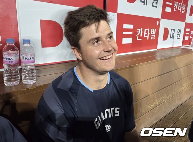 [OSEN=고척, 한용섭 기자]프로야구 롯데 자이언츠 외국인 투수 터커 데이비슨이 1일 고척 스카이돔에서 열린 키움 히어로즈와 경기에서 7이닝 무실점 승리를 기록한 뒤 취재진과 인터뷰를 하고 있다./orange@osen.co.kr