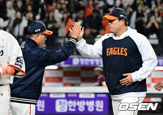 [OSEN=대전, 지형준 기자] 한화 김경문 감독과 류현진이 승리 하이파이브를 하고 있다. 2025.04.11 / jpnews@osen.co.kr