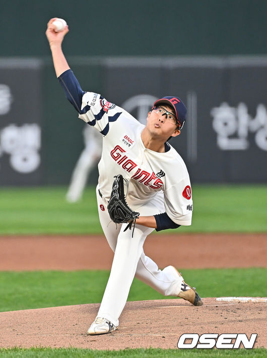 [OSEN=부산, 이석우 기자] 24일 부산 사직야구장에서 2025 신한 SOL 뱅크 KBO 리그 롯데 자이언츠와 한화 이글스의 경기가 열렸다. 홈팀 롯데는 박세웅, 방문팀 한화는 류현진이 선발 출전했다.롯데 자이언츠 선발 투수 박세웅이 역투하고 있다. 2025.04.24 / foto0307@osen.co.kr