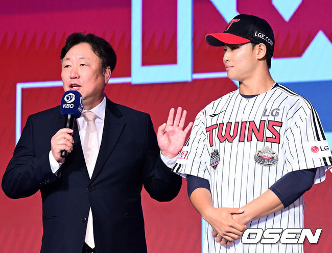 [OSEN=지형준 기자] 11일 오후서울 잠실 롯데호텔 월드에서 2025 KBO 신인 드래프트가 열렸다. 2025 KBO신인 드래프트는 전면 드래프트 방식으로 진행된다. 지명은 1라운드부터 11라운드까지 이뤄지며, 2023년도 구단 순위의 역순인 키움-한화-삼성-롯데-KIA-두산-NC-SSG-KT-LG 순서로 실시된다. LG 차명석 단장이 서울고 김영우를 지명한 이유를 설명하고 있다. 2024.09.11 / jpnews@osen.co.kr