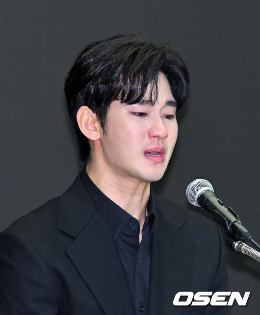 [OSEN=민경훈 기자] 31일 오후 서울 마포구 상암동 스탠포드호텔에서 김수현 기자회견이 열렸다.배우 김수현은 故김새론 사망 이후 그를 휘감은 미성년자 열애 의혹 등에 대한 기자회견에 참석한다. 고인 사망 후 44일 만이며, 김수현은 법무법인 엘케이비앤파트너스 김종복 변호사와 함께 참석한다. 다만 기자회견에서 질의응답은 이뤄지지 않는다.배우 김수현이 기자회견을 하며 눈물을 흘리고 있다. 2025.03.31 / rumi@osen.co.kr
