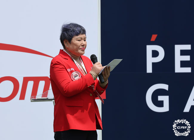 크리스에프앤씨 제47회 KLPGA 챔피언십 2라운드에서 역대 우승자 강연순이 선수 소개를 하고 있다.