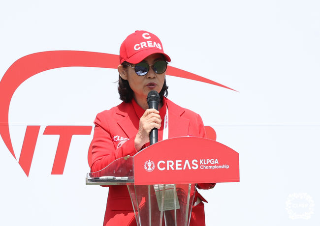 크리스에프앤씨 제47회 KLPGA 챔피언십 2라운드에서 역대 우승자 배명희가 선수 소개를 하고 있다.