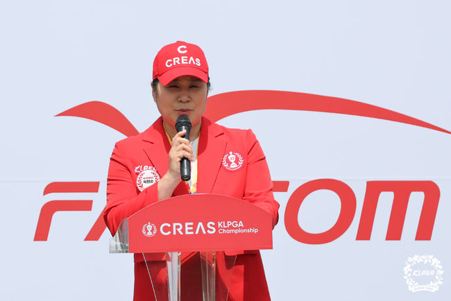 크리스에프앤씨 제47회 KLPGA 챔피언십 2라운드에서 역대 우승자 박현순이 선수 소개를 하고 있다.