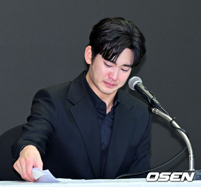 [OSEN=민경훈 기자] 31일 오후 서울 마포구 상암동 스탠포드호텔에서 김수현 기자회견이 열렸다.배우 김수현은 故김새론 사망 이후 그를 휘감은 미성년자 열애 의혹 등에 대한 기자회견에 참석한다. 고인 사망 후 44일 만이며, 김수현은 법무법인 엘케이비앤파트너스 김종복 변호사와 함께 참석한다. 다만 기자회견에서 질의응답은 이뤄지지 않는다.배우 김수현이 기자회견을 하며 눈물을 흘리며 준비한 자료를 읽고 있다. 2025.03.31 / rumi@osen.co.kr