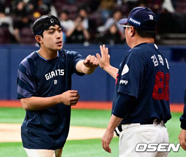 [OSEN=고척, 조은정 기자]프로야구 롯데 자이언츠가 화끈한 타격을 앞세워 주중 3연전 첫 경기를 승리로 장식했다.롯데는 29일 서울 고척스카이돔에서 열린 ‘2025 신한은행 SOL Bank KBO리그’ 키움 히어로즈와의 경기에서 9-3으로 승리했다.롯데 황성빈이 김태형 감독과 승리를 기뻐하고 있다. 2025.04.29 /cej@osen.co.kr