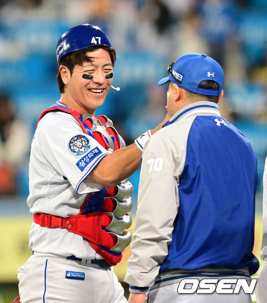 [OSEN=대구, 김성락 기자] 프로야구 삼성 라이온즈가 약속의 8회를 연출하며 짜릿한 승리를 가져왔다.삼성은 2일 대구삼성라이온즈파크에서 열린 두산 베어스와의 홈경기에서 외국인 타자 르윈 디아즈의 결승타로 6-2로 승리했다. 강민호는 개인 통산 2400경기 출장 기록을 세웠다. 역대 첫 번째. 반면 두산은 3연패의 늪에 빠졌다.경기 종료 후 삼성 강민호, 박진만 감독이 기쁨을 나누고 있다. 2025.05.02 / ksl0919@osen.co.kr