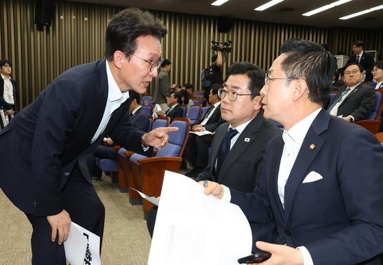 박찬대(가운데) 더불어민주당 대표 직무대행 겸 원내대표와 박성준(오른쪽) 원내수석부대표, 김민석(왼쪽) 최고위원이 1일 오후 국회에서 열린 긴급 의원총회에서 대화하고 있다. 뉴스1