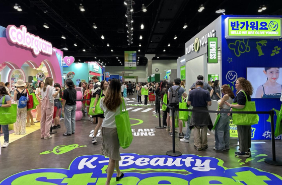 지난해 미국 LA 컨벤션센터에서 막을 연 ‘케이콘(KCON) LA 2024’의 한국 화장품 홍보 공간 ‘K 뷰티 스트리트’가 관람객들로 붐비고 있다. 연합뉴스
