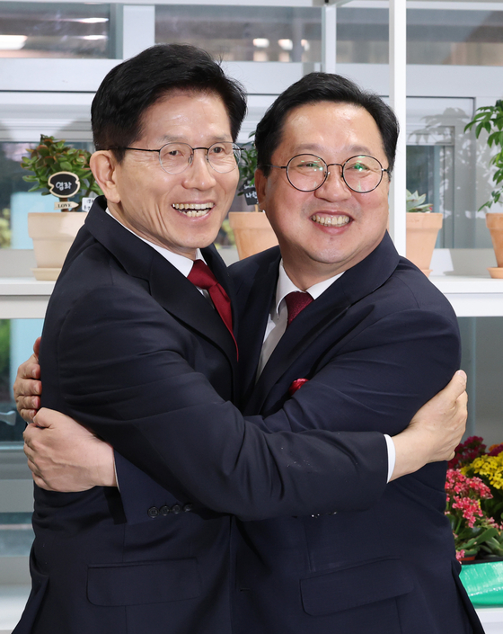 김문수 국민의힘 대선 경선 후보(왼쪽)가 1일 오후 대전시 동구 동대전도서관에서 이장우 대전시장과 회동에 앞서 포옹하고 있다. [뉴스1]