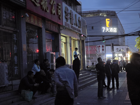 지난달 30일 중국 베이징시 외곽 마쥐차오 인력시장에 위치한 인력소개 업체 앞에서 구직자들이 대기하고 있다. 사진 이도성 특파원