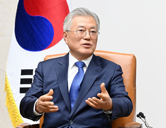 검찰은 지난달 24일 문재인 전 대통령을 뇌물죄로 기소했다. 연합뉴스