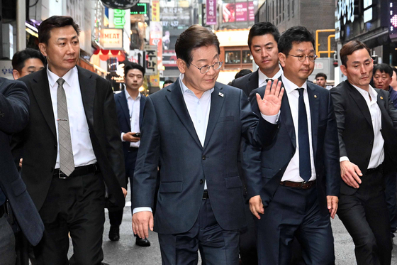 이재명 더불어민주당 대선 후보가 1일 서울 종로구의 한 음식점에서 열린 비전형 노동자 간담회 종료 후 차량으로 이동하며 지지자들에게 인사하고 있다. 대법원 전원합의체는 이날 이 후보에게 무죄를 선고한 원심판결을 파기하고 사건을 서울고법으로 돌려보냈다. 김성룡 기자