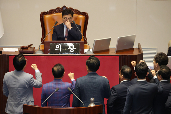 국민의힘 의원들이 1일 오후 국회 본회의에서 최상목 경제부총리 겸 기획재정부 장관 탄핵소추안을 상정하는 우원식 국회의장에게 구호를 외치며 항의하고 있다. 뉴스1