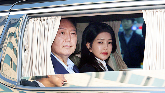 윤석열 전 대통령 부부가 4월 11일 서울 용산구 한남동 관저를 떠나 서초동 사저로 거처를 옮기고 있다. 전민규 기자