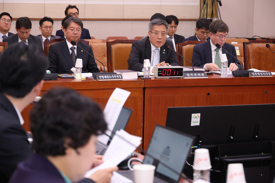 김석우 법무부 차관이 2일 오전 서울 여의도 국회에서 열린 법제사법위원회 전체회의에서 의원 질의에 답변하고 있다. 뉴시스