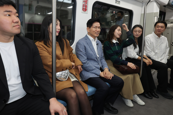 국민의힘 김문수 대선 경선 후보가 2일 서울 강남구 수서역에서 GTX-A를 탑승한 뒤 청년서포터즈와 대화를 나누고 있다. 연합뉴스