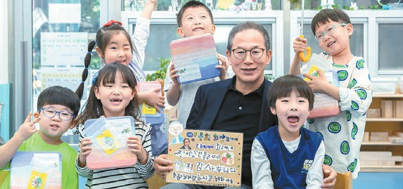 양종희 KB금융지주 회장(왼쪽 셋째)이 지난 1월 KB여의도직장어린이집을 찾아 어린이들에게 선물을 건네고 함께 기념촬영을 하고 있다. KB금융은 저출생 해결에 기여하기 위해 아이 키우기 좋은 환경 만들기에 앞장선다. [사진 KB금융지주]