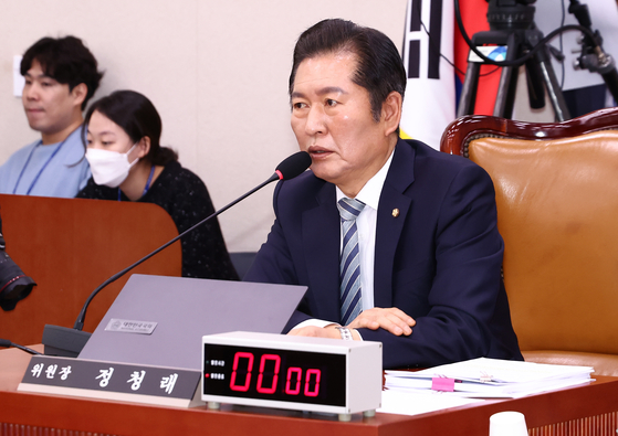 정청래 법제사법위원장이 2일 오전 서울 여의도 국회에서 열린 법제사법위원회 전체회의에서 발언하고 있다. 뉴스1