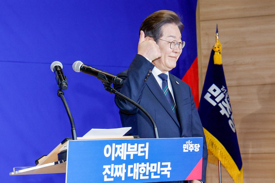 이재명 더불어민주당 대선 후보가 지난달 30일 오후 서울 여의도 국회 의원회관에서 열린 대통령선거 중앙선거대책위원회 출범식에서 엄지손가락을 치켜들고 있다. 뉴스1