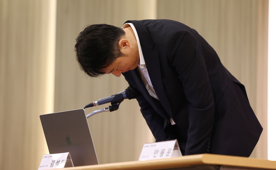 김석환 위믹스재단 대표가 3월 17일 경기도 성남 분당구 판교 한컴타워에서 열린 위믹스 가상화폐 해킹 피해 관련 긴급 간담회에서 고개 숙여 사과하고 있다. 연합뉴스