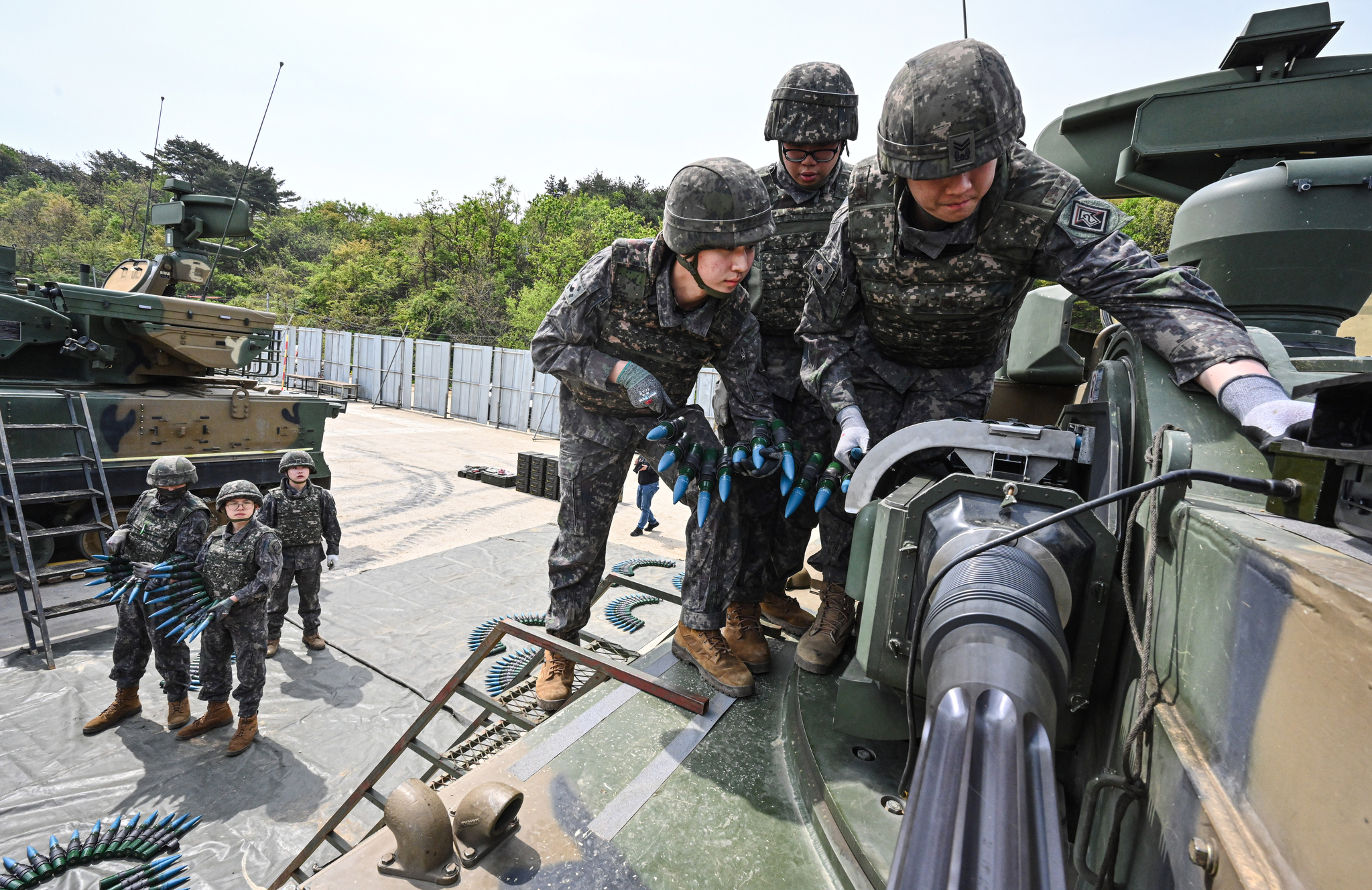 2기갑여단 장병들이 본격적인 훈련에 앞서 비호복함에 30mm 연습예광탄을 장전하고 있다. 사진 육군