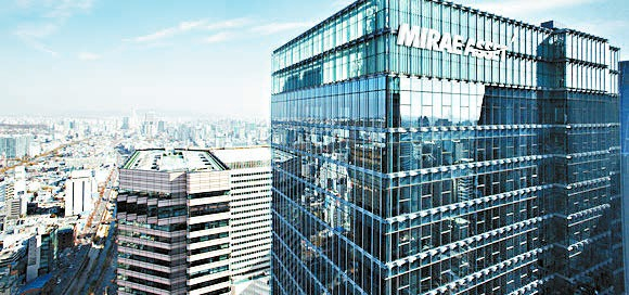 미래에셋증권은 탄소정보공개(CDP) 평가 ‘A’ 등급, DJSI월드지수 13년 연속 선정, 한국ESG기준원 3년 연속 A 획득, 서스틴베스트 평가 AA 획득 등 국내외 ESG 평가에서 뚜렷한 성과를 내고 있다.  [사진 미래에셋증권]