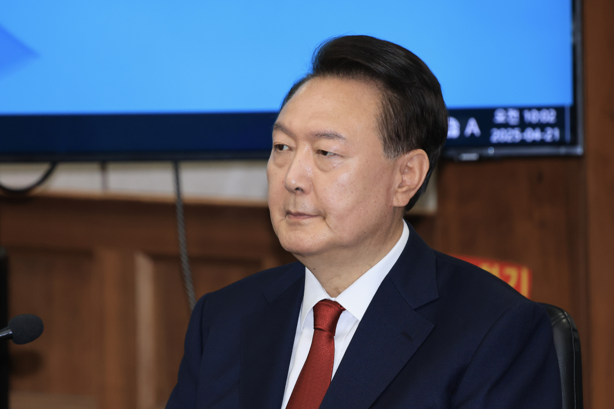 윤석열 전 대통령이 지난달 21일 서울 서초구 서울중앙지법에서 열린 내란 우두머리 혐의 형사재판 2차 공판에 출석해 있다. 연합뉴스