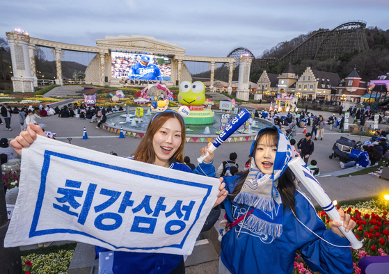 에버랜드는 높이 11m의 대형 스크린을 통해 프로야구를 생중계한다. [사진 각 업체]
