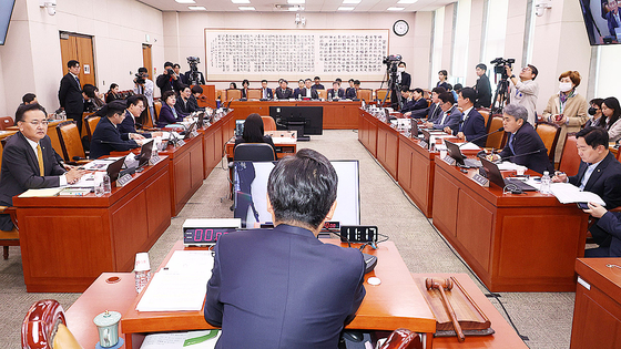 정청래 국회 법사위원장이 2일 오전 서울 여의도 국회에서 열린 법제사법위원회 전체회의에서 회의를 주재하고 있다. 뉴시스