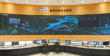 수자원공사는 초격차 기술을 통해 친환경 물관리를 실현했다. 사진은 물관리종합상황실 전경.