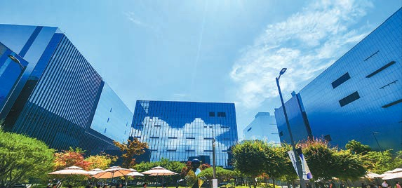 삼성바이오로직스가 글로벌 톱 CDMO(위탁개발생산) 기업으로 도약하고 있다. 지난해 연간 수주액 5조원을 돌파한 데 이어 올해 1월 2조747억원 규모의 대형 계약을 성사하며 역대급 수주 행진을 이어가고 있다. [사진 삼성바이오로직스]