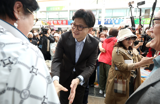 국민의힘 한동훈 대선 경선 후보가 2일 경남 창원시 마산합포구 마산어시장에서 시민과 인사하고 있다. 연합뉴스
