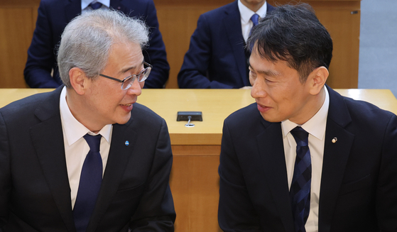 이복현 금융감독원장(오른쪽)과 임종룡 우리금융그룹 회장이 지난 2월13일 서울 한국금융연수원에서 열린 사외이사 양성 및 역량 강화 업무협약식에서 대화하고 있다.. 연합뉴스