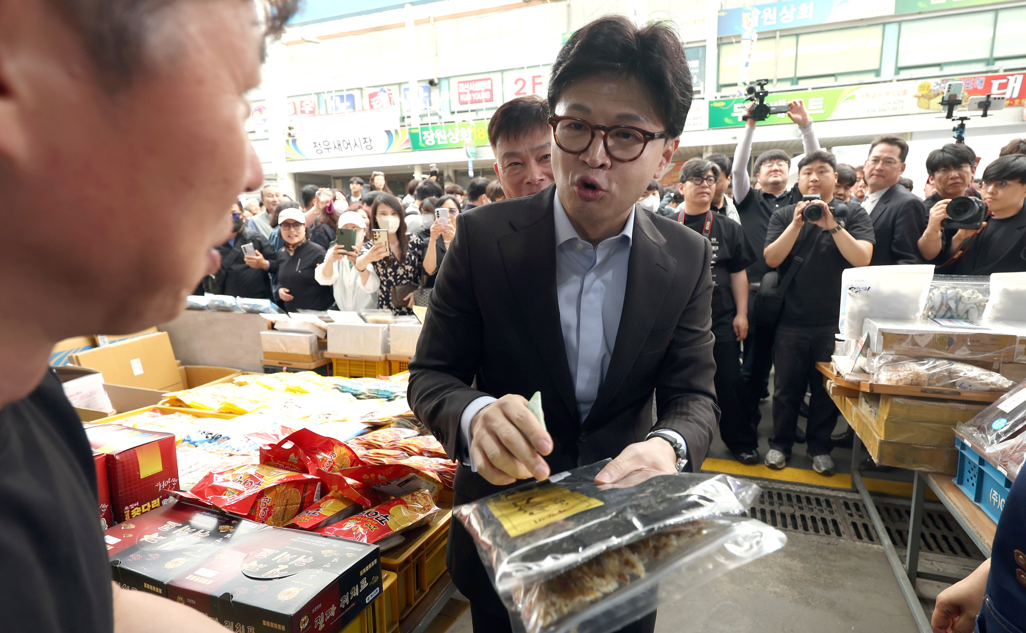 국민의힘 한동훈 대선 경선 후보가 2일 경남 창원시 마산합포구 마산어시장에서 김 등을 구매하고 있다. 연합뉴스