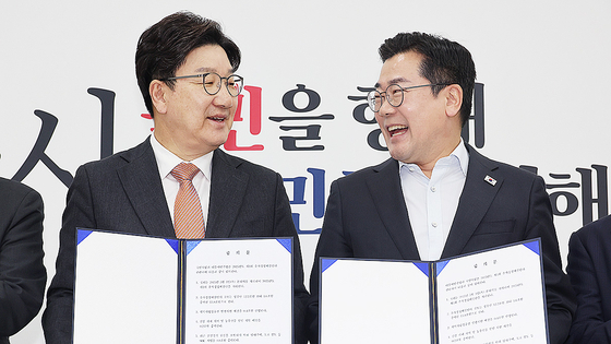 1일 서울 여의도 국회에서 더불어민주당 박찬대 당대표 직무대행 겸 원내대표(오른쪽)와 국민의힘 권성동 원내대표가 추경안 합의문에 서명한 뒤 미소짓고 있다. 연합뉴스