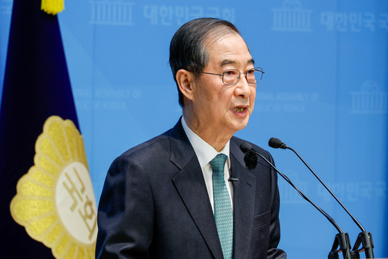 한덕수 전 국무총리가 2일 오전 서울 여의도 국회 소통관에서 '국민께 드리는 약속'을 주제로 제21대 대통령 선거 출마를 선언하고 있다. 뉴스1