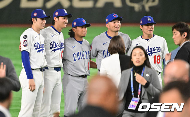 [OSEN=도쿄(일본), 박준형 기자] LA 다저스 사사키 로키, 오타니 쇼헤이, 시카고 컵스 이마나가 쇼타, 스즈키 세이야, 다저스 야마모토 요시노부가 도쿄시리즈를 마친 뒤 기념 사진을 촬영하고 있다.  2025.03.19 / soul1014@osen.co.kr