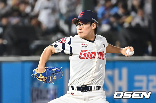 [OSEN=부산, 이석우 기자] 2일 부산 사직야구장에서 2025 신한 SOL 뱅크 KBO 리그 롯데 자이언츠와 NC 다이노스의 경기가 열렸다. 홈팀 롯데는 나균안, 방문팀 NC는 최성영이 선발 출전했다.롯데 자이언츠 송재영이 역투하고 있다. 2025.05.02 / foto0307@osen.co.kr