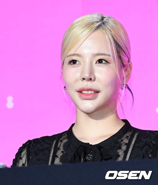 [OSEN=조은정 기자] 그룹 소녀시대가 5일 오전 서울 강남구 인터컨티넨탈 서울 코엑스에서 데뷔15주년 기념 정규7집 ‘FOREVER 1’(포에버 원)’ 발매 기자회견을 가졌다.타이틀 곡 ‘FOREVER 1’은 다이내믹한 전개와 에너제틱한 멜로디가 돋보이는 팝 댄스 곡으로,소녀시대 특유의 시원한 가창이 마치 페스티벌 현장에 있는 듯한 신나는 분위기를 선사하며,가사에는 언제 어디서나 힘이 되어주는 소중한 사람들에 대한 영원한 사랑을 표현해 의미를 더했다.소녀시대 써니가 질의응답 시간을 갖고 있다. 2022.08.05 /cej@osen.co.kr