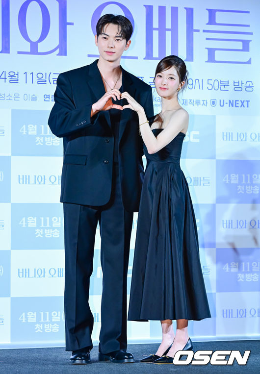 [OSEN=지형준 기자] 3일 오후 서울 용산구 CGV 용산아이파크몰에서 MBC 새 금토드라마 '바니와 오빠들' 제작발표회가 열렸다.'바니와 오빠들'은흑역사로 남아버린 첫 연애 이후, 갑자기 다가온 매력적인 남자들과 엮이게 된 바니의 남친 찾기 로맨스 드라마다. 'MZ여신'으로 불리는 배우 노정의가 타이틀 롤을 맡아 신예 이채민, 조준영과 호흡을 맞추기로 해 기대를 모으고 있다.배우 이채민, 노정의가 포토타임을 하고 있다. 2025.04.03 / jpnews@osen.co.kr