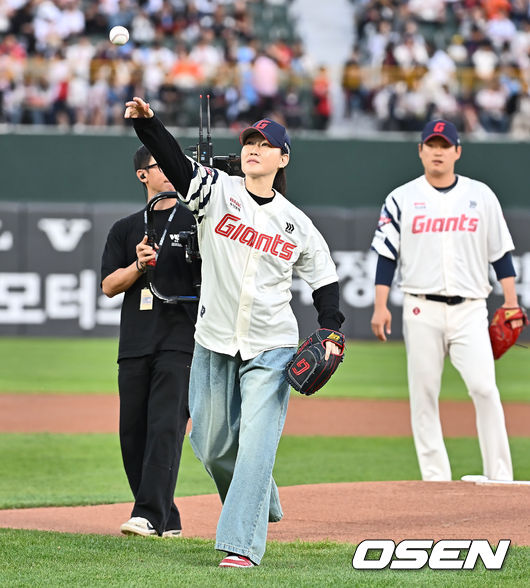 [OSEN=부산, 이석우 기자] 2일 부산 사직야구장에서 2025 신한 SOL 뱅크 KBO 리그 롯데 자이언츠와 NC 다이노스의 경기가 열렸다. 홈팀 롯데는 나균안, 방문팀 NC는 최성영이 선발 출전했다.여자농구 BNK 썸 박정은 감독이 롯데 자이언츠 승리 기원 시구를 하고 있다. 2025.05.02 / foto0307@osen.co.kr