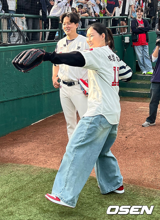 [OSEN=부산, 이석우 기자] 2일 부산 사직야구장에서 2025 신한 SOL 뱅크 KBO 리그 롯데 자이언츠와 NC 다이노스의 경기가 열렸다. 홈팀 롯데는 나균안, 방문팀 NC는 최성영이 선발 출전했다.부산 BNK 썸 박정은 감독이 롯데 자이언츠 김원중과 시구 연습을 하고 있다. 2025.05.02 / foto0307@osen.co.kr