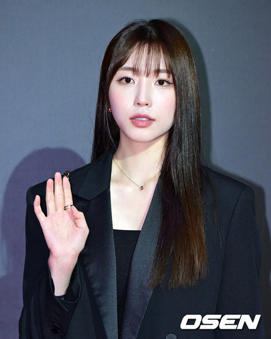 [OSEN=지형준 기자] 28일 오후 서울 청담동 CGV청담씨네시티에서 영화 '패스트 라이브즈' 스크리닝 나잇 포토월 행사가 열렸다.'패스트 라이브즈'는 서울에서 어린 시절을 보낸 나영과 해성이 24년 만에 뉴욕에서 다시 만나, 이어져온 이들의 인연을 돌아보는 운명적인 이야기를 다뤘다. 셀린 송 감독의 자전적인 이야기가 담겼다.한국계 캐나다인 셀린 송이 감독 및 각본을 맡은 첫 번째 연출작으로 미국 독립영화상인 ‘필름 인디펜던트 스피릿 어워즈’에서 작품상과 감독상 수상했다. 또한 제96회 아카데미 시상식 각본상 부문 후보로 올랐다.방송인 성해은이 포토타임을 하고 있다. 2024.02.28 /jpnews@osen.co.kr